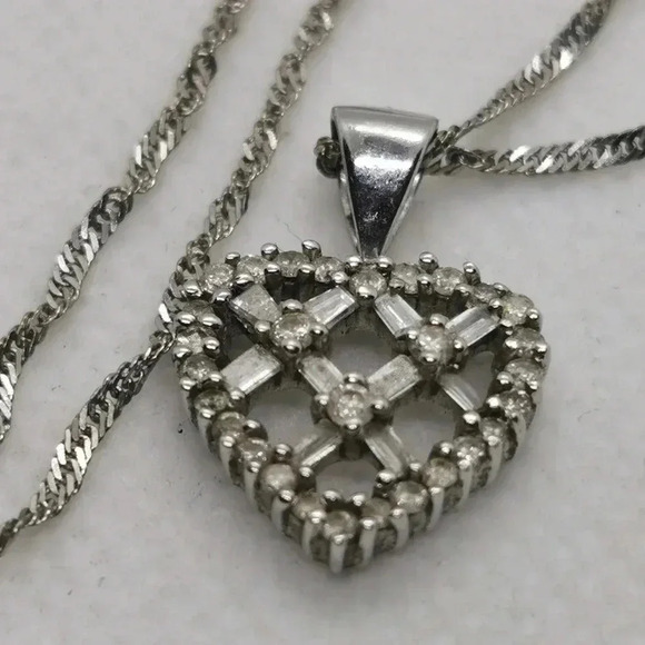 1.0tcw  10k heart necklace - Picture 1 of 4